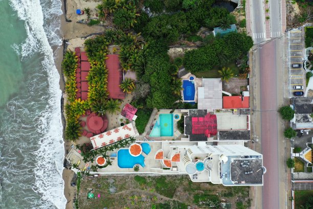 空中俯瞰位于海滩旁边的一座城市图片下载