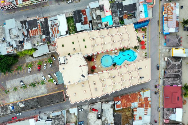 空中俯瞰一个有许多游泳池的城市图片下载