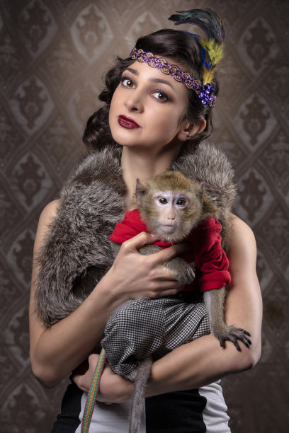 二三十年代复古女性肖像。一位美女抱着一只小猴子。图片下载
