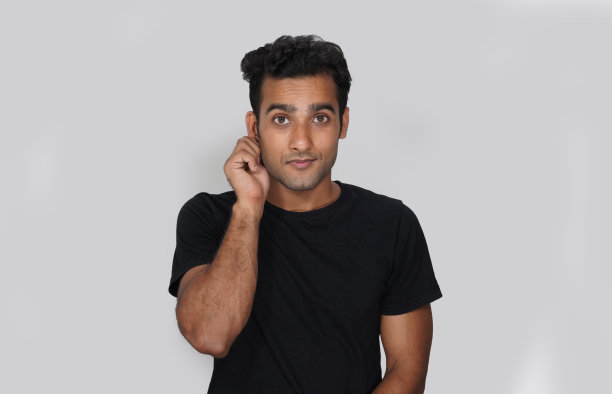 一个年轻人用手势向别人道歉图片下载