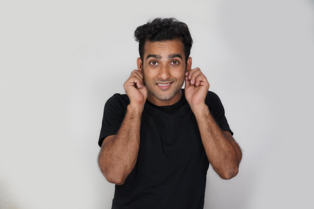 一个年轻人用手势向某人道歉图片下载