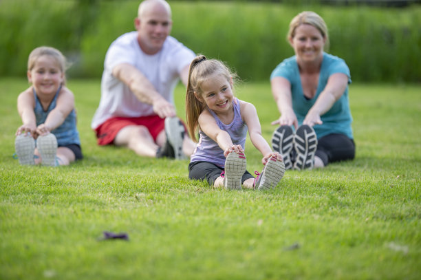 公园里活跃的家庭图片下载