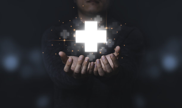 商人手里拿着虚拟的“加号”，这意味着积极的信号，比如更多的利益思维和心态观念。图片下载