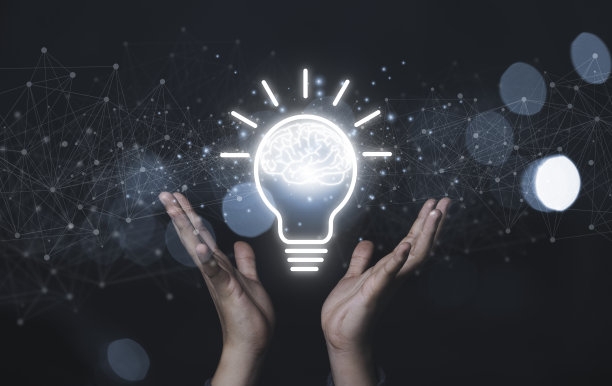 两只手展示虚拟灯泡，蓝色散景背景上的大脑，聪明的思维理念和灵感的创新理念。图片下载