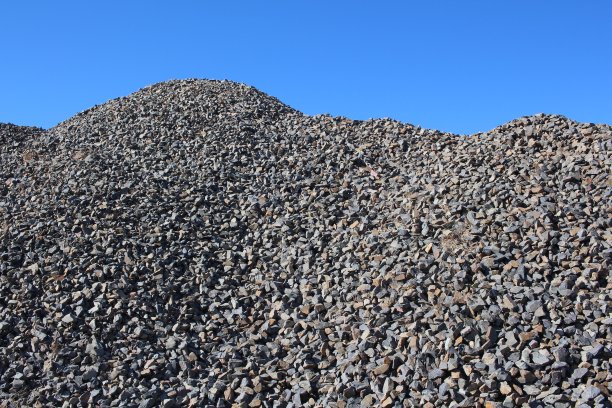 群山中，蓝色的天空衬托着巨大的石头堆图片下载