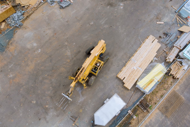 新房屋建设中叉车堆垛机横梁上的木板鸟瞰图图片下载
