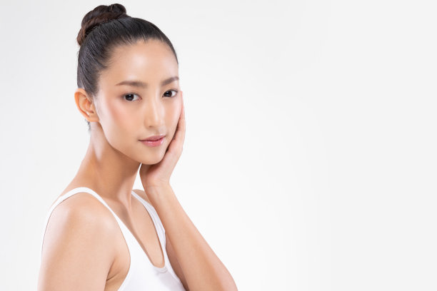健康亚洲年轻女子触碰她的脸颊干净清新和自然纯净的皮肤，漂亮女孩的微笑与被滋润的皮肤在她的脸上像一个模特，面部治疗美丽的女子图片下载