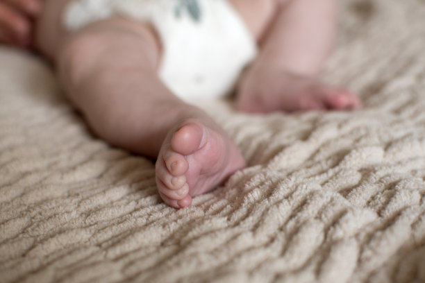 小孩穿着尿布睡觉图片下载