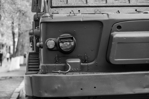 军事装备的前照灯是特写的。图片下载