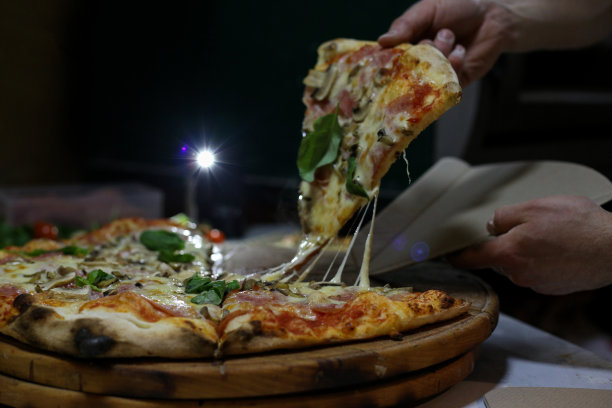 白蘑菇，火腿，朝鲜蓟，西红柿，橄榄，帕尔马干酪和马苏里拉奶酪配木背景图片图片下载