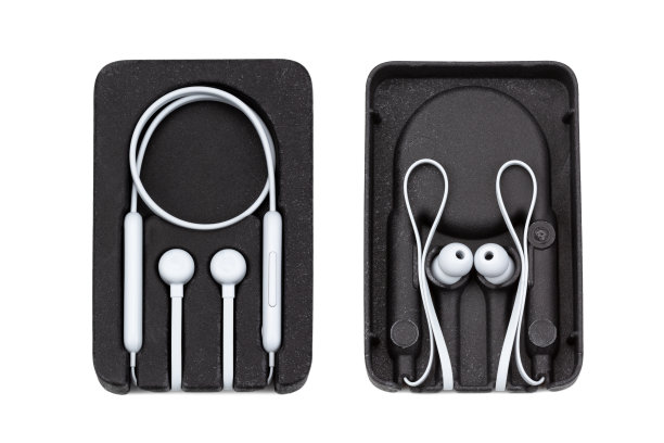 新的白色无线耳机在回收黑色纸包装盒图片下载