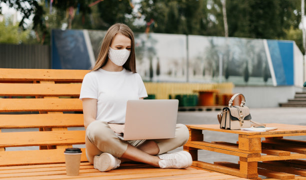 穿着西装在电脑前工作的女商人图片下载