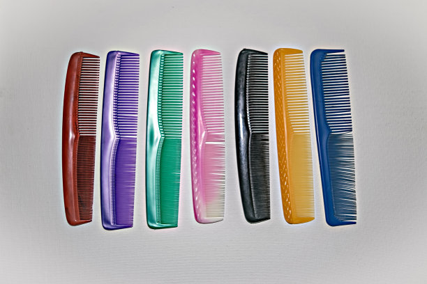 近距离图像的各种彩色塑料头发直发梳上素白的背景。图片下载