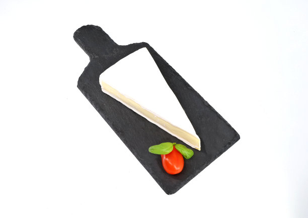 布里干酪，法式软奶酪，放在板状的板盘子里。图片下载