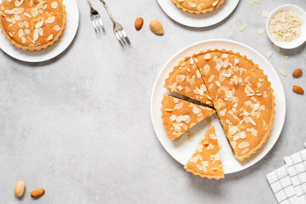 草莓杏仁面包挞。图片下载