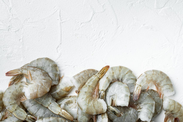 黑色生虎虾，白石表面，俯视图平铺，有文字复制空间图片下载