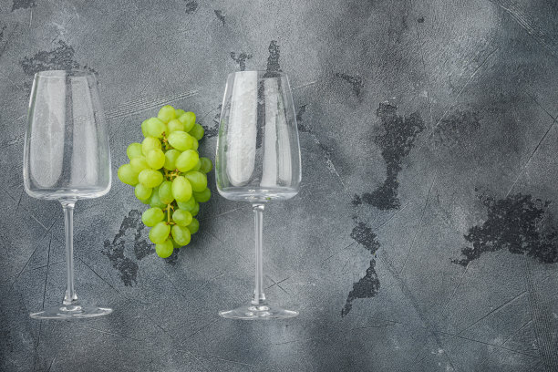 葡萄酒杯，在灰色的石头背景，俯视图平躺，与文本复制空间图片下载
