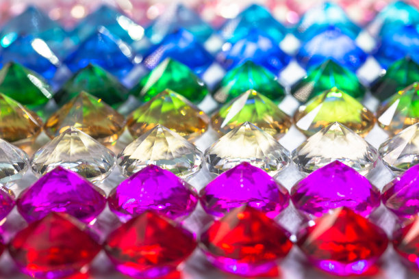 彩色钻石排成一排图片下载