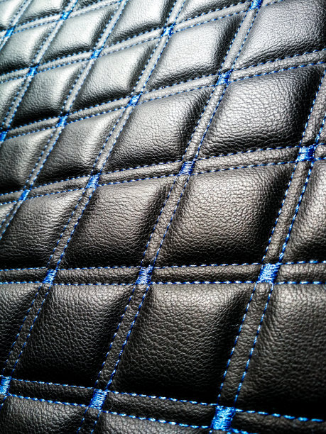 黑色皮革汽车座椅的纹理与菱形与蓝色线缝合图片下载