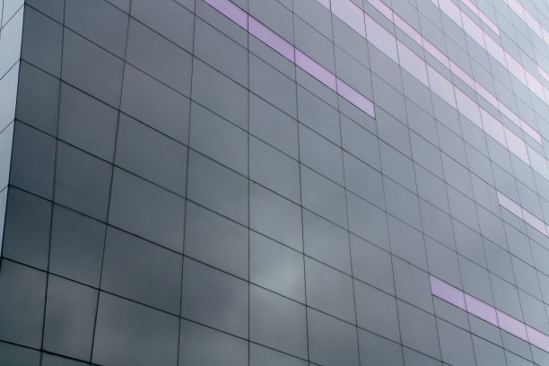 现代建筑有黑色的玻璃窗，冬天天空的一面巨大的镜子。图片下载