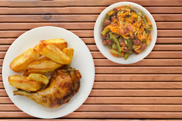 鸡腿配薯条，木质背景。图片下载