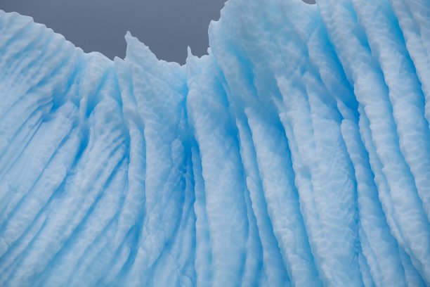 不同程度的融化在冰山的一侧产生了奇怪的雕刻效果图片下载