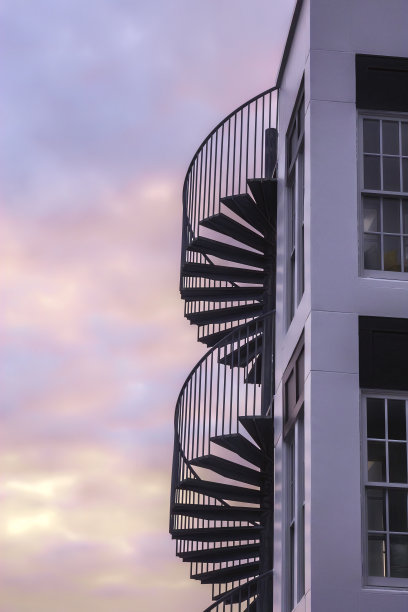 佛罗里达海滨别墅的螺旋楼梯图片下载