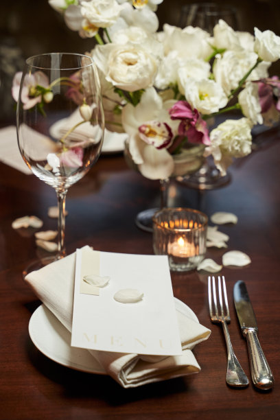 婚礼餐桌上摆放着一束白花图片下载