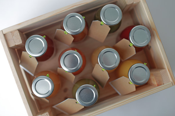 彩色玻璃瓶包装在极简风格的木箱;彩色照片。图片下载