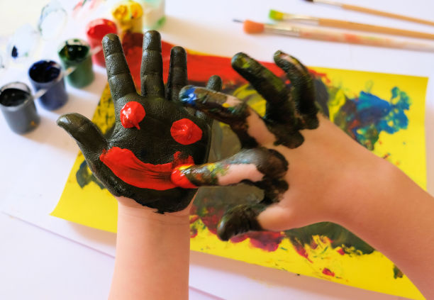 儿童手指绘画。用手指绘画的想法。图片下载