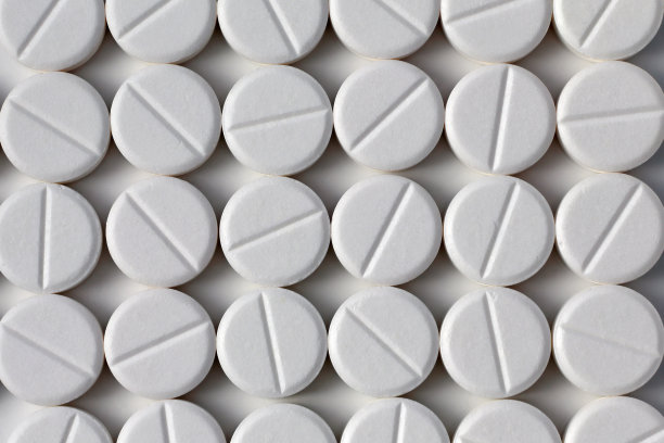 白色的药片，片剂从上面呈对称图案;彩色照片。图片下载