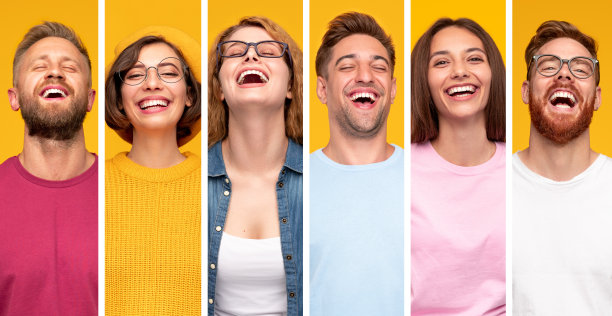 一群穿着休闲服装笑着的年轻人图片下载