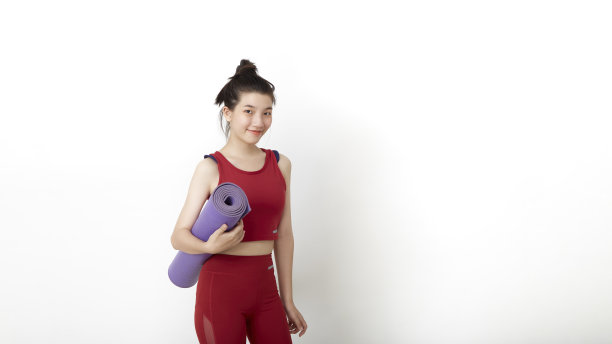 锻炼健身的妇女准备锻炼站着瑜伽垫隔离在白色的背景图片下载