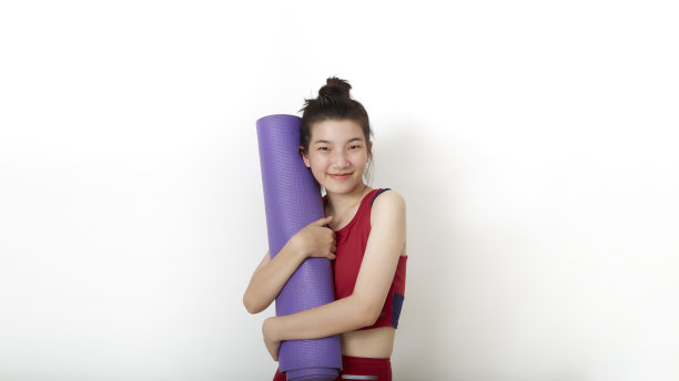 锻炼健身的妇女准备锻炼站着瑜伽垫隔离在白色的背景图片下载