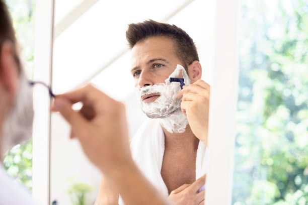 帅哥在浴室里刮脸图片下载