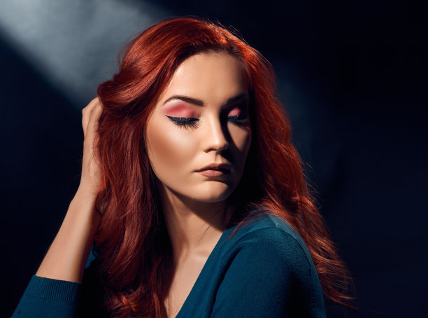 色彩斑斓的女孩图片下载