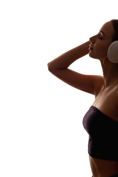 女剪影耳机听音乐图片下载