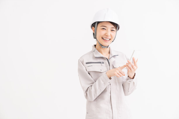 亚洲女建筑工人和白色安全帽，智能手机图片下载