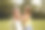 可爱的小女孩和她的慈爱的父亲在一个夏天参观公园，抚摸他的脸颊和微笑图片下载