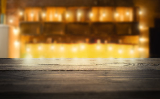 黑色阁楼厨房，红砖砌成。厨房桌子，耳机，餐具，勺子，叉子，烤箱，水槽，冰箱。图片下载