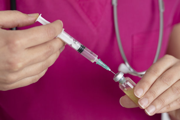 穿着医疗制服的女护士。注射疫苗药物在女医生手中。医学和疫苗概念。图片下载