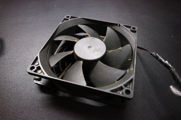 这是一张满是灰尘的电脑风扇的美学照片图片下载