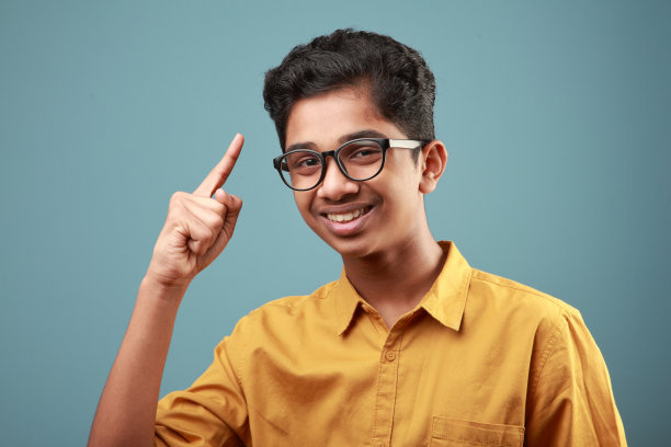 欢呼的小男孩举起了食指图片下载