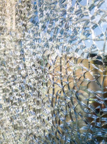 破碎的镜子表面的特写图像图片下载