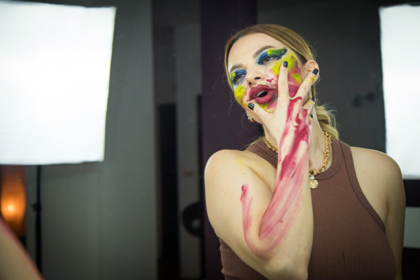 女人的脸与彩色的化妆库存照片图片下载
