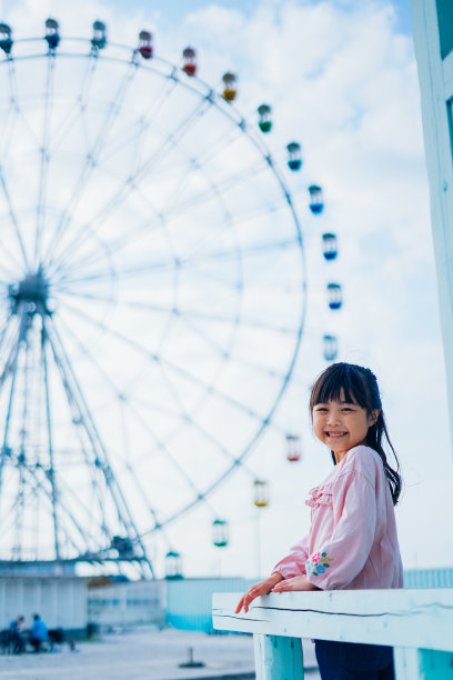 小女孩在游乐园玩得很开心图片下载