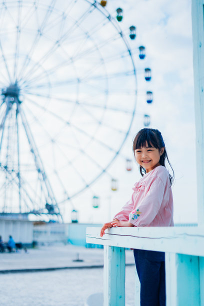 小女孩在游乐园玩得很开心图片下载