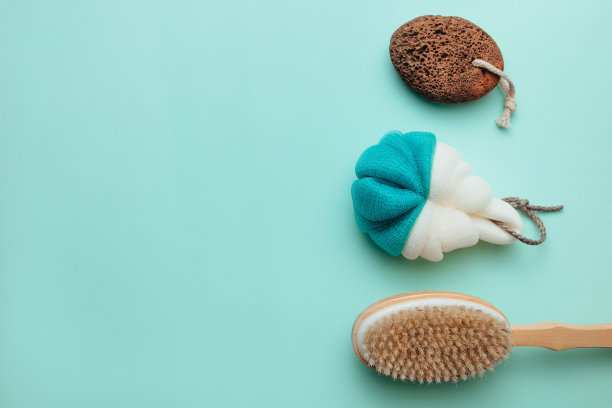 毛巾、沐浴刷、鞋跟泡沫。淋浴配件的概念图片下载