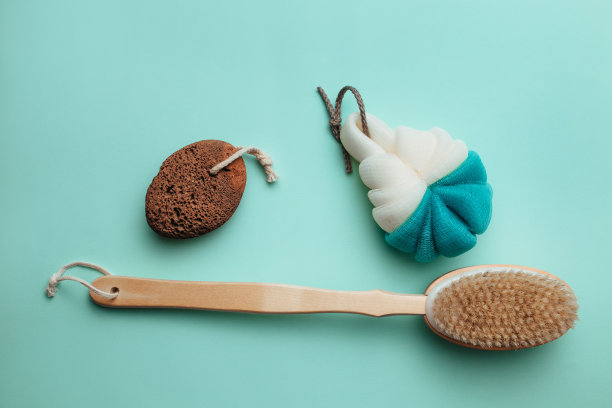 毛巾、沐浴刷、鞋跟泡沫。淋浴配件的概念，图片下载