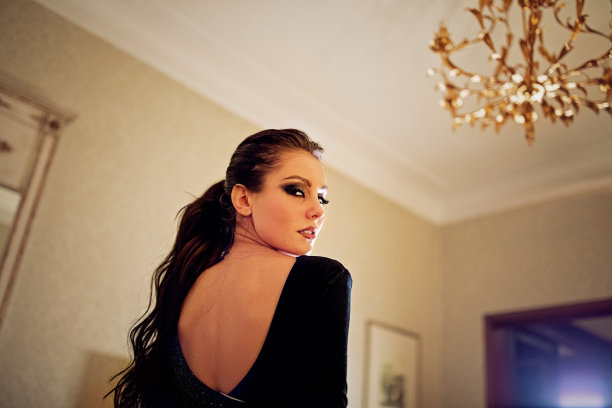 穿着睡衣的年轻女子的肖像图片下载